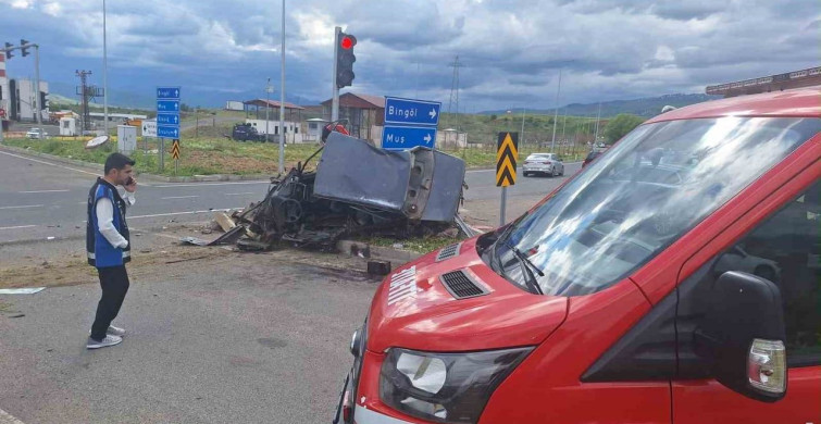 Bingöl'de Trafik Kazası: Hayvan Yüklü Kamyon İki Otomobile Çarptı
