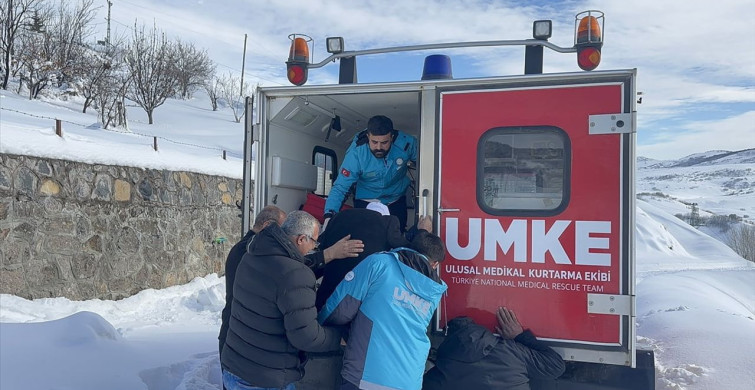Bingöl'de UMKE, Kapanan Yolda Hastayı Kurtardı