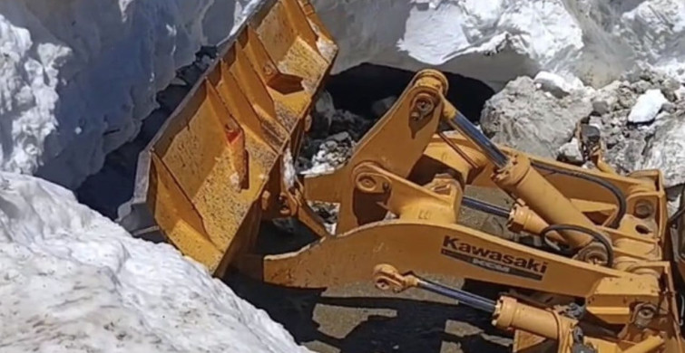 Bingöl’de yaz ortasında kar temizliği çalışmaları devam ediyor