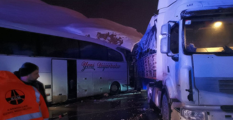 Bingöl'deki Yolcu Otobüsü ve Tır Kazasında 3 Yaralı