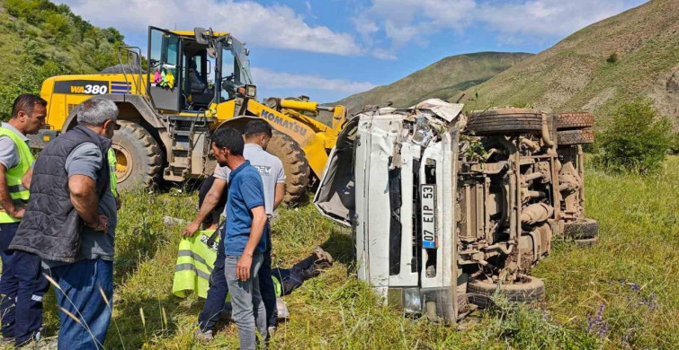 Bingöl'ün Karlıova ilçesinde su tankeri devrildi: 1 ölü, 2 yaralı