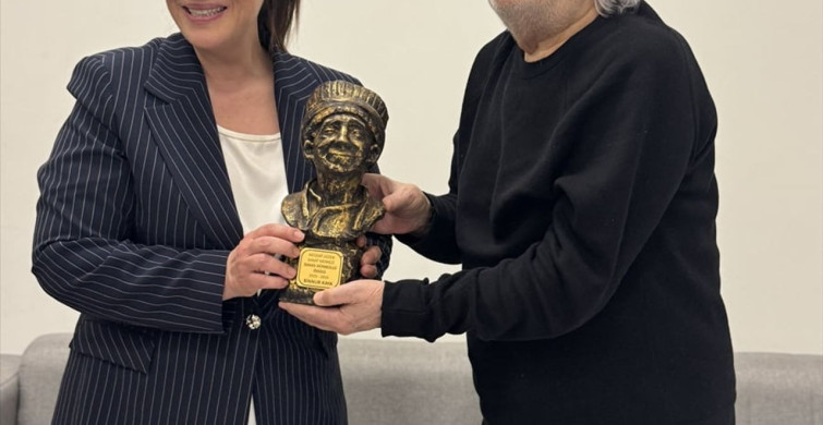 Binnur Kaya'ya 44. İsmail Dümbüllü Ödülü