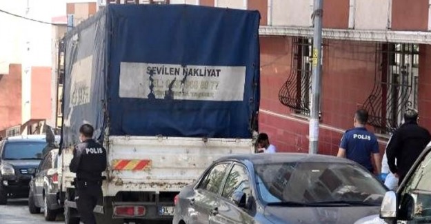 Bir Kişi Kendisini Kamyonet Kasasında Astı