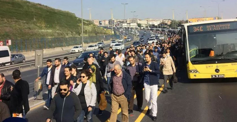 Bir metrobüs vakası daha: Vatandaşlar yolda kaldı