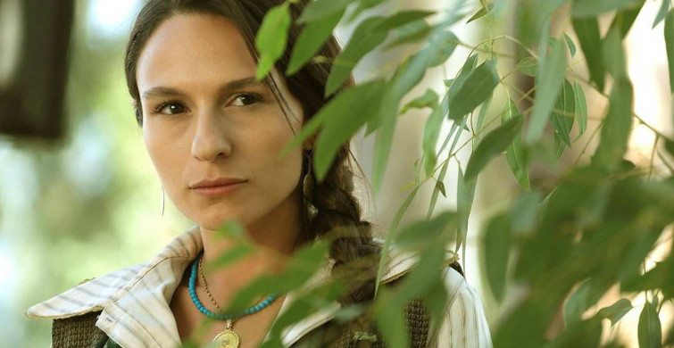 Bir Zamanlar Çukurova'nın baş kahyası Selin Yeninci bir açıldı pir açıldı! Sütyensiz kombiniyle göz kamaştıran Yeninci dudak uçuklattı