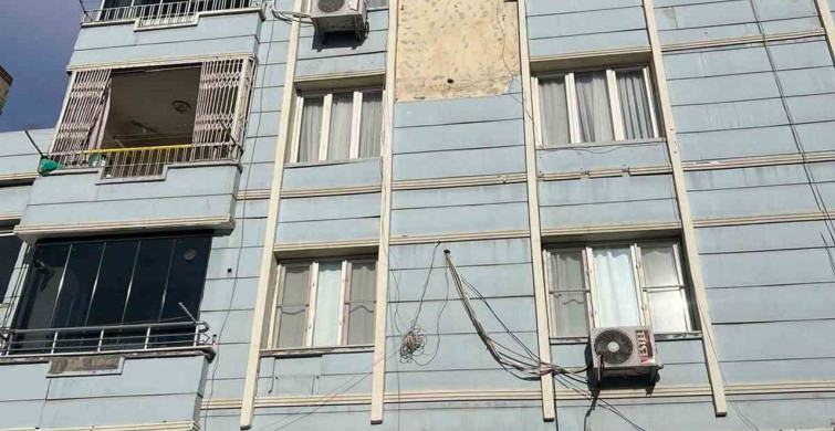 Birecik'te Düşen Beton Parçaları Bir Vatandaşı Yaraladı