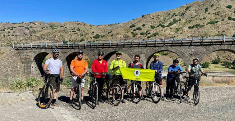 Bisiklet tutkunları Palu'da pedal çevirdi