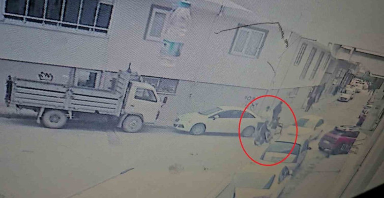 Bisikletli Çocukların Otomobille Çarpıştığı Kaza Güvenlik Kamerasında