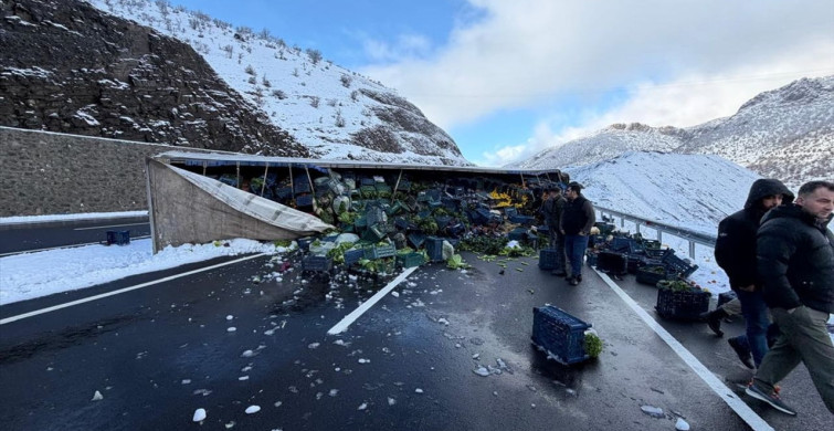 Bitlis-Diyarbakır Yolunda Sebze Yüklü Tır Devrildi