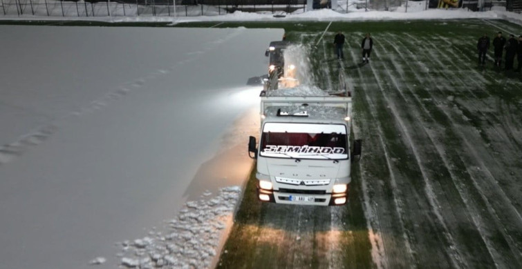 Bitlis Eren Stadyumu'nda Kar Temizleme Çalışmaları