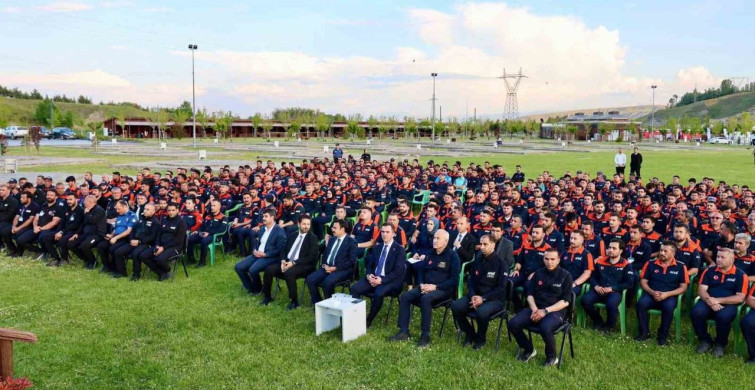 Bitlis valisi karakaya, afad’ın tematik kampını ziyaret etti
