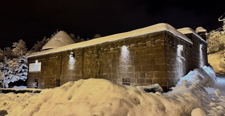 Bitlis'in Tarihi Yapıları Kış Beyazına Büründü