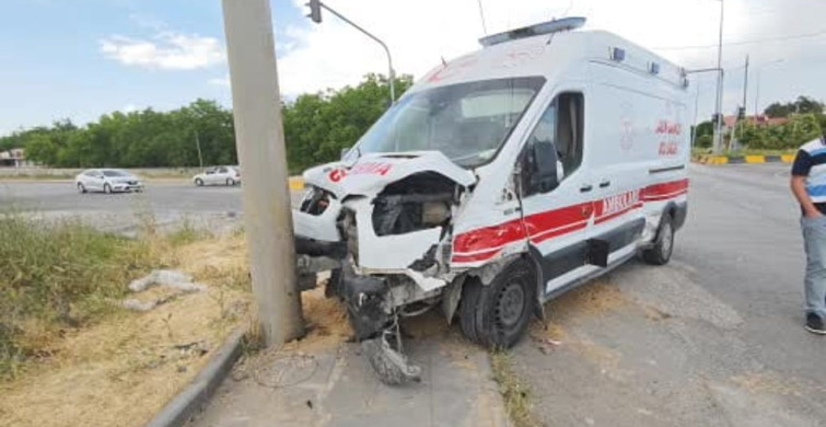 Bitlis'te ambulans ile otomobil çarpıştı: 10 yaralı