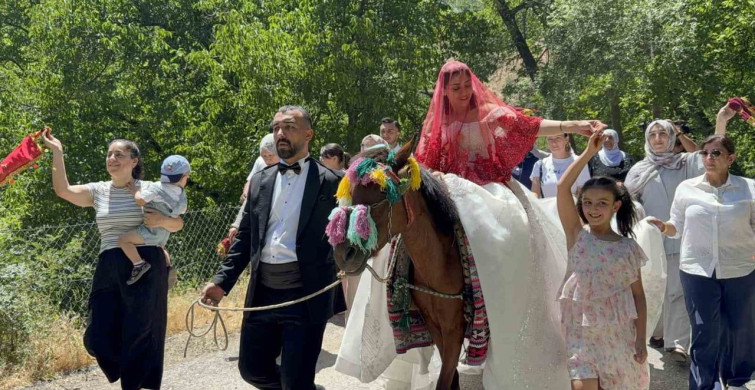 Bitlis'te atlı gelin geleneği renkli görüntüler oluşturdu