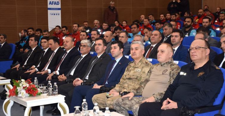 Bitlis'te Deprem Şehitleri Anıldı