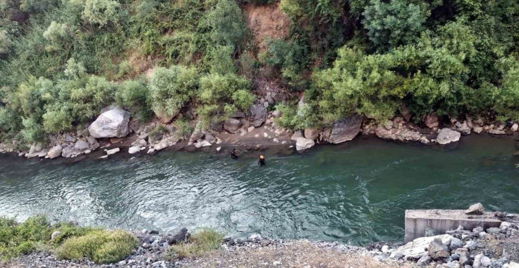 Bitlis'te dereye giren 3 kardeşten biri hayatını kaybetti, diğerini ise baba kurtardı