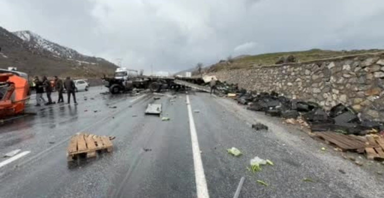 Bitlis'te İş Makinesi ile Tır Çarpıştı