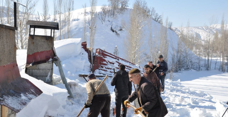 Bitlis'te Kar Nedeniyle Çatı Çöktü