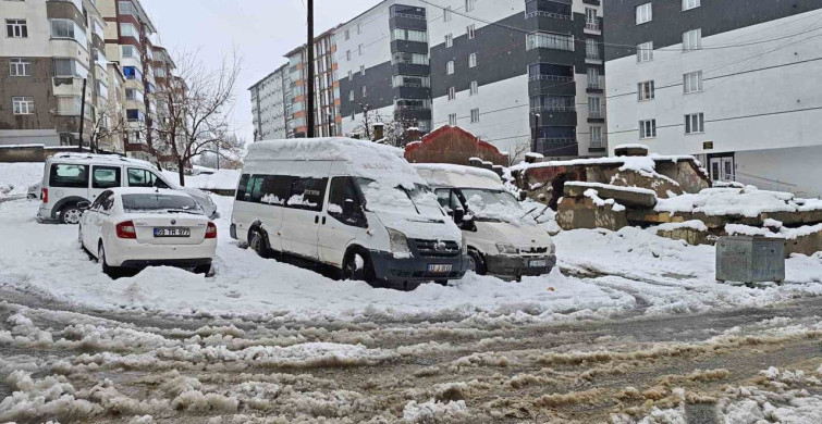 Bitlis'te Kar Yağışı Yol Kapattı