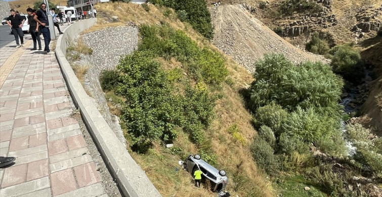 Bitlis'te Şarampole Devrilen Otomobilde 2 Yaralı