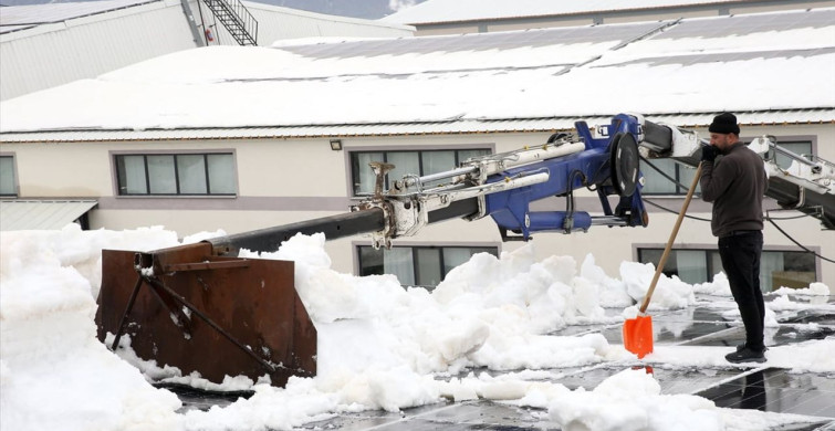 Bitlis'te Tekstil Fabrikası Kar Temizleme Çalışmaları