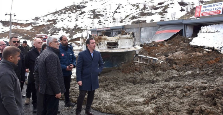 Bitlis'te Toprak Kayması İki İş Yerini Vurdu