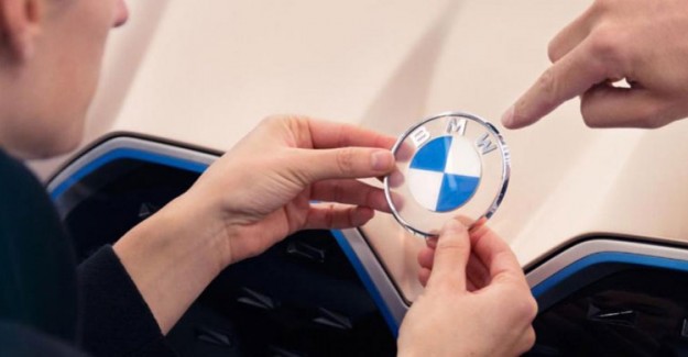 BMW Logosunu Değiştirdi