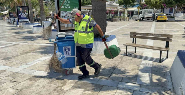 Bodrum Sokaklarını Müzikle Temizleyen Temizlik İşçisi