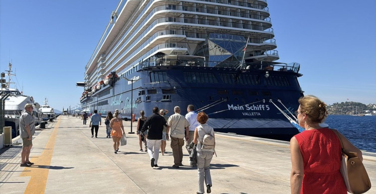 Bodrum'a Gelen Mein Schiff 5 Kruvaziyeri 2 Bin 545 Turist İle Mola Verdi
