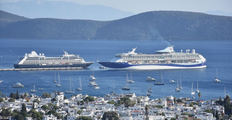 Bodrum'a İki Kruzayir Gemisi Geldi