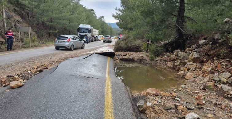 Bodrum'da Ana İsale Hattı Patladı: Yol Su İçinde Kaldı