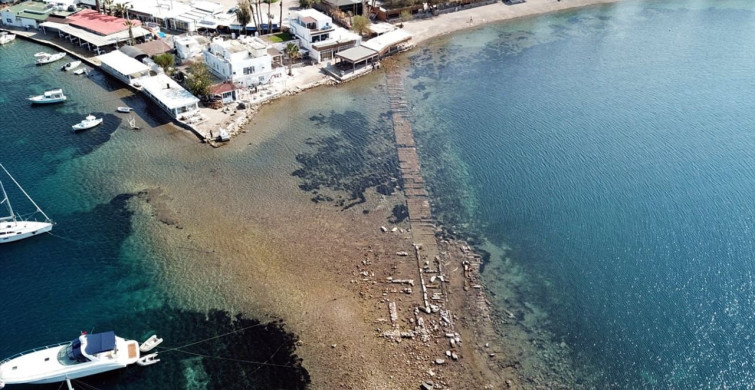 Bodrum'da Denizin Çekilmesiyle Tarihi Surlar Gün Yüzüne Çıktı