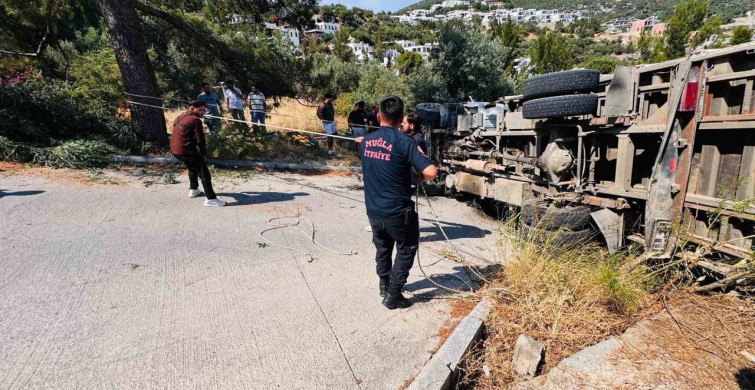 Bodrum'da Devrilen Kamyonda Üç Kişi Kurtarıldı
