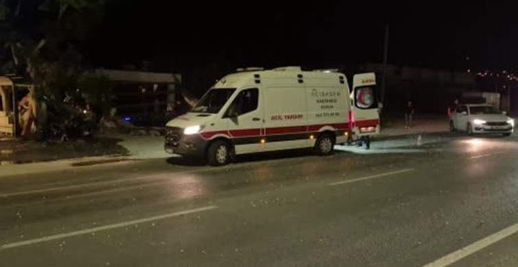 Bodrum'da kontrolden çıkan otomobil düğün salonu tabelasını yıktı, 2 yaralı