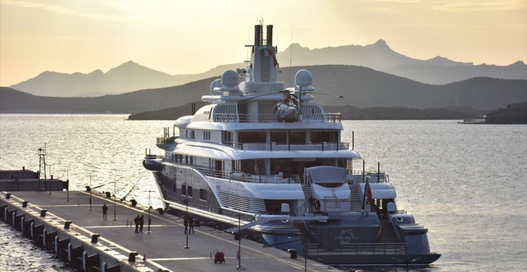 Bodrum'da Mega Yat 'Radiant'a Yakıt İkmal Edildi