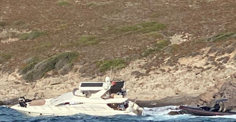 Bodrum'da Motoryat Kayalıklara Çarptı, İki Kişi Kurtarıldı