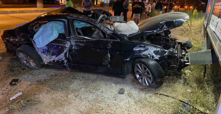 Bodrum'da refüje çıkarak takla atan otomobilde 3 kişi yaralandı