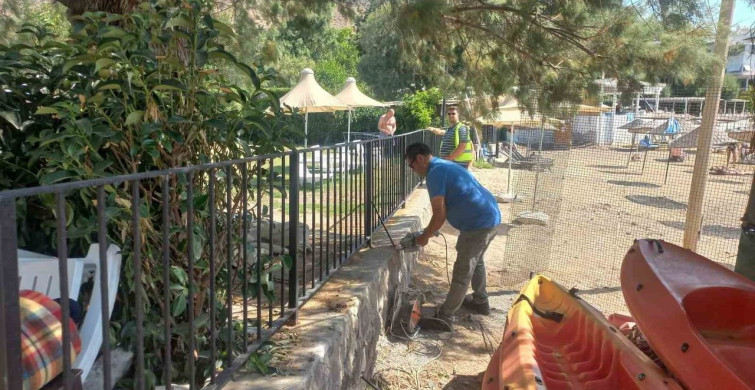 Bodrum'da sahile ulaşımı engelleyen kaçak duvar ve korkuluklar yıkıldı