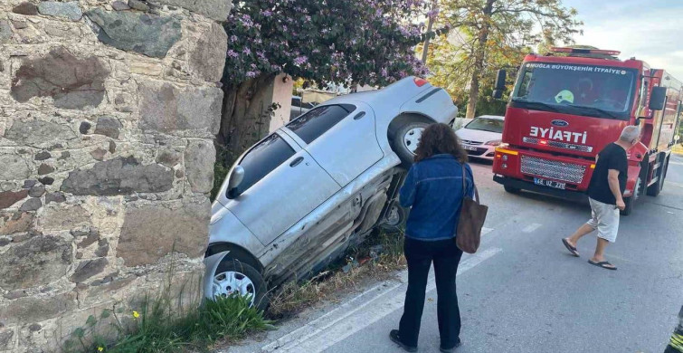 Bodrum'da Trafik Kazası: Otomobil Taş Binaya Çarptı