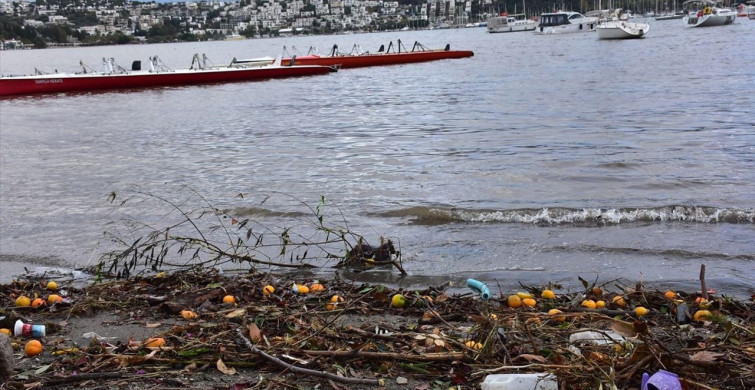 Bodrum'da Yağmur Suyu ile Taşınan Atıklar Kıyıya Vurdu