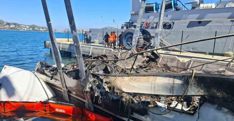 Bodrum'da Yanık Motoryatların Enkaz Kaldırma Çalışmaları Başladı