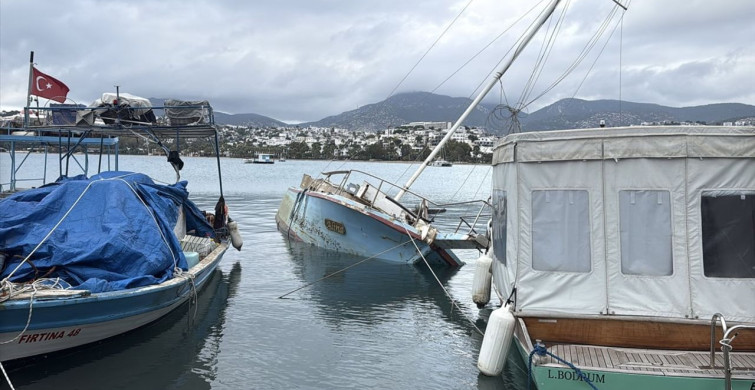 Bodrum'da Yat Teknesi Rüzgar Nedeniyle Yan Yattı