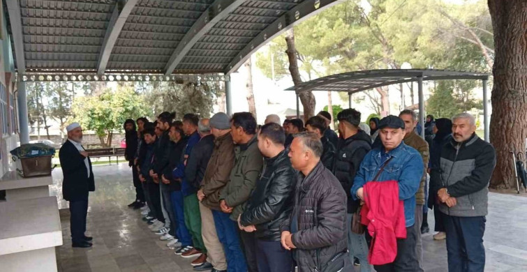 Bodrum'daki Göçmen Botu Faciasında Hayatını Kaybeden Minik Çocuk Toprağa Verildi