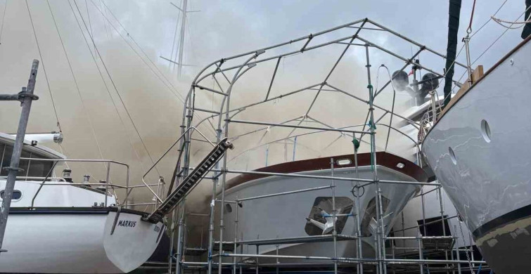 Bodrum'daki Motoryatta Yangın: Sadri Şener'in Teknesi Tehlikede