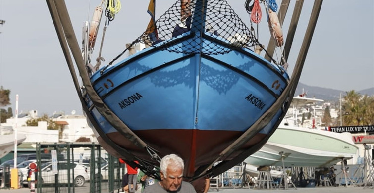 Bodrum'un Son Sünger Avcısı: Aksona Mehmet 64 Yıllık Teknesini Suya İndirdi
