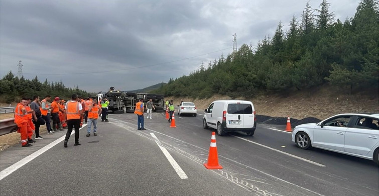 Bolu Dağı'nda Kamyon Devrildi, İstanbul İstikameti Trafiğe Kapandı