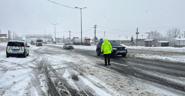 Bolu Dağı'nda Kar Yağışı Nedeniyle Ağır Araçlara Geçiş Yasağı