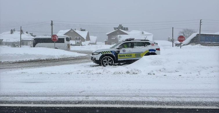 Bolu Dağı'nda Kar Yağışı Nedeniyle Ağır Araçlara Geçiş Yasağı