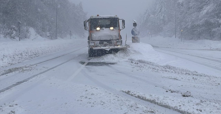Bolu Dağı'nda Kar Yağışı Nedeniyle Ağır Tonajlı Araçlara Geçiş Yasağı