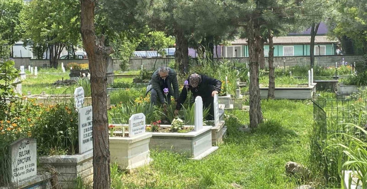 Bolu'da Arefe Günü Kabir Ziyaretleri